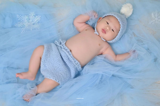 巴音郭楞蒙古宝宝睡迷糊了才肯吃奶